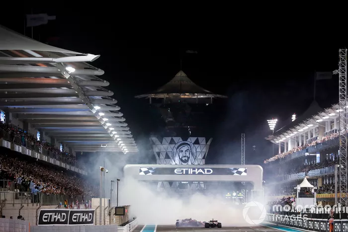 Lewis Hamilton, Mercedes-AMG F1 W09, Sebastian Vettel, Ferrari SF71H y Fernando Alonso, McLaren MCL33 hacen donas al final