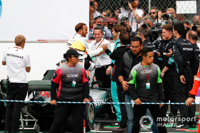 Lewis Hamilton, Mercedes AMG F1, celebra con su equipo luego de asegurar su quinto campeonato mundial de pilotos