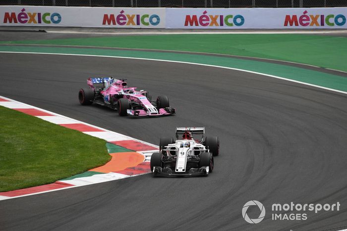 Marcus Ericsson, Sauber C37 y Sergio Perez, Racing Point Force India VJM11 