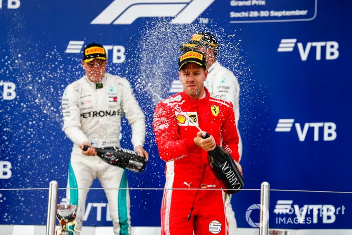 Curiosamente Vettel, que fue tercero y pierde casi todas sus opciones de mundial, parecía el más eufórico en el podio