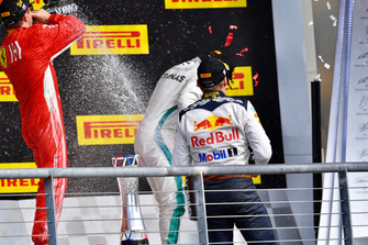 Podyum: Carlo Santi, Ferrari Yarış Mühendisi, 2.Max Verstappen, Red Bull Racing, Yarış galibi Kimi Raikkonen, Ferrari, 3. Lewis Hamilton, Mercedes AMG F1
