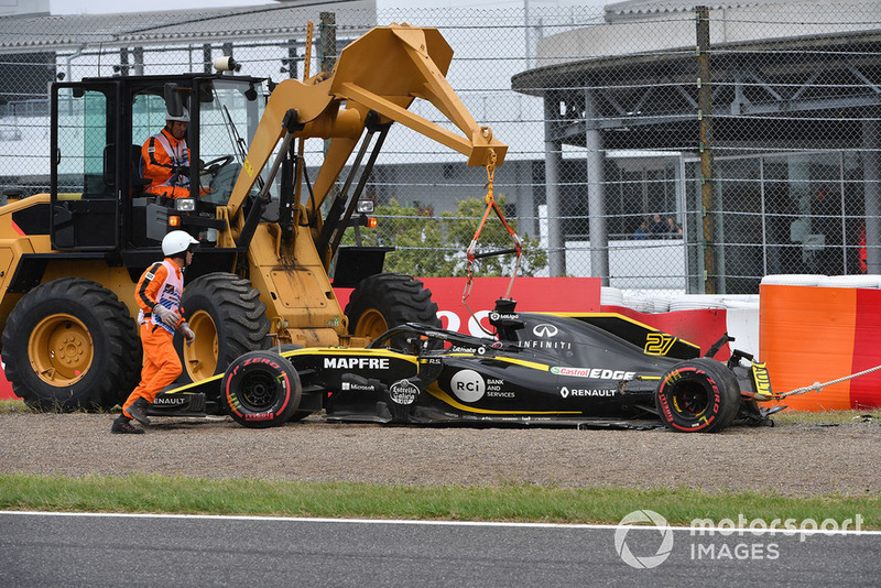 El coche chocado de Nico Hulkenberg, Renault Sport F1 Team R.S. 18 es removido