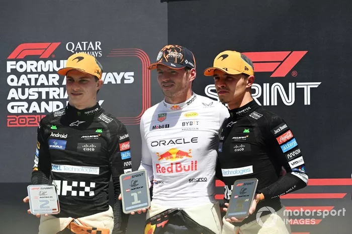 El ganador del sprint Max Verstappen, Red Bull Racing, sostiene su trofeo entre Oscar Piastri, McLaren F1 Team y Lando Norris, McLaren F1 Team. 