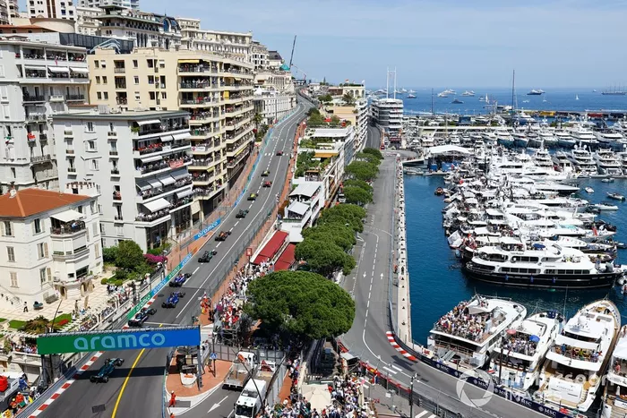Charles Leclerc, Ferrari SF-24, Oscar Piastri, McLaren MCL38, Carlos Sainz, Ferrari SF-24, Lando Norris, McLaren MCL38, el resto de los participantes en la vuelta de formación.