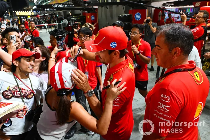 Charles Leclerc, Scuderia Ferrari, firma autógrafos para los aficionados