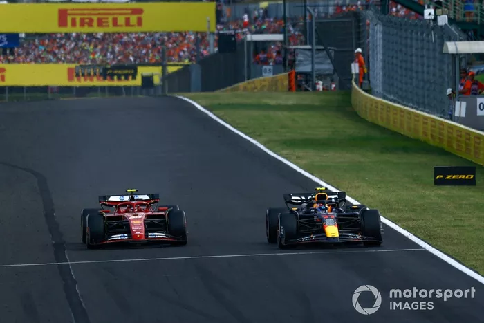 Carlos Sainz, Ferrari SF-24, lucha con Sergio Pérez, Red Bull Racing RB20