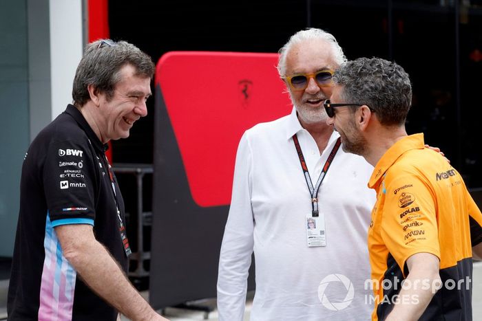 Bruno Famin, director del equipo Alpine F1 Team, Flavio Briatore, asesor ejecutivo de Alpine F1 y Andrea Stella, director del equipo McLaren F1 Team.