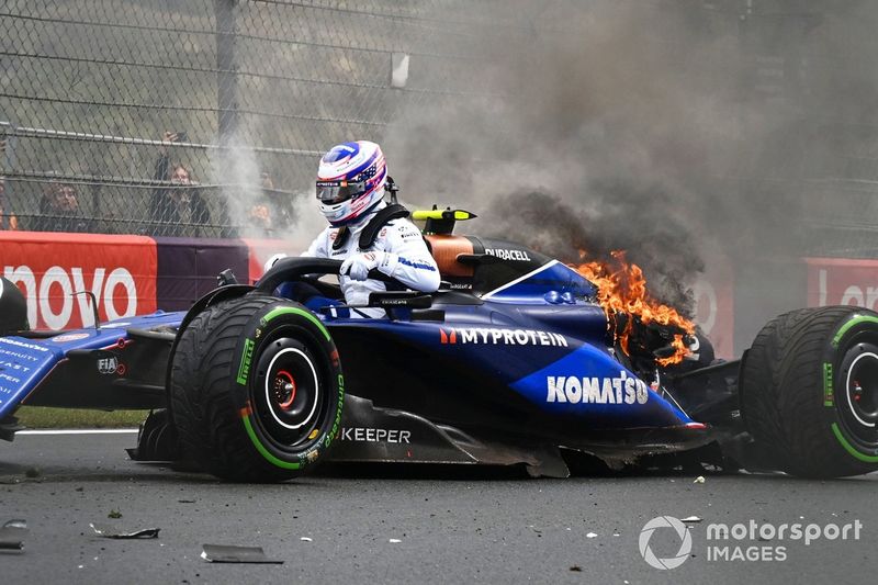 Logan Sargeant, Williams FW46, salta de su coche tras un accidente