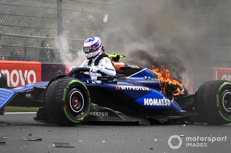Logan Sargeant, Williams FW46, saute de sa voiture après un accident.