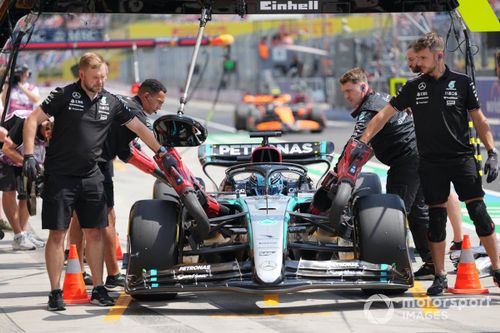 George Russell, Mercedes F1 W15, en boxes durante la FP1