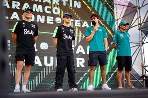 Valtteri Bottas, Stake F1 Team Kick Sauber, Zhou Guanyu, Stake F1 Team Kick Sauber, Lance Stroll, Aston Martin F1 Team, Fernando Alonso, Aston Martin F1 Team, en la fanzone