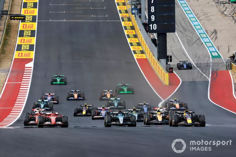 Max Verstappen, Red Bull Racing RB20, George Russell, Mercedes F1 W15, Charles Leclerc, Ferrari SF-24, Lando Norris, McLaren MCL38, Carlos Sainz, Ferrari SF-24, the rest of the field at the start of the Sprint race