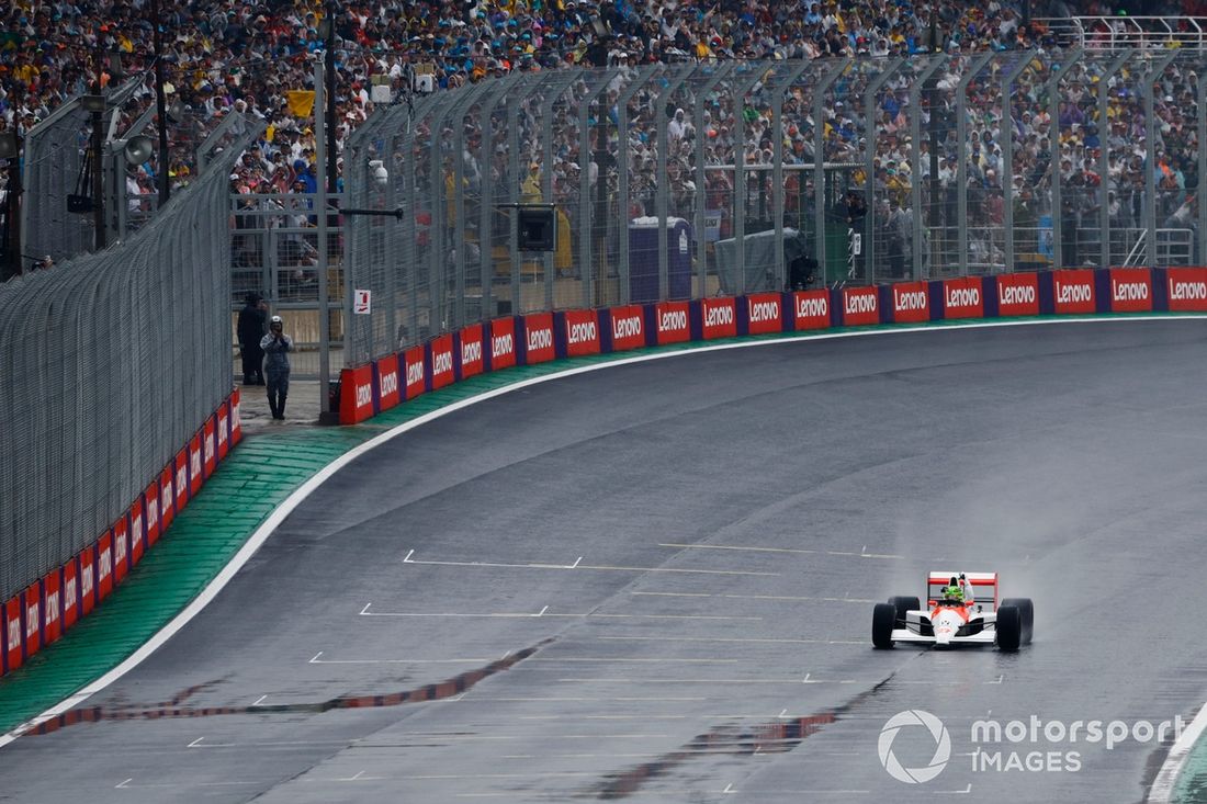 Lewis Hamilton conduce el McLaren MP4/5B de Ayrton Senna