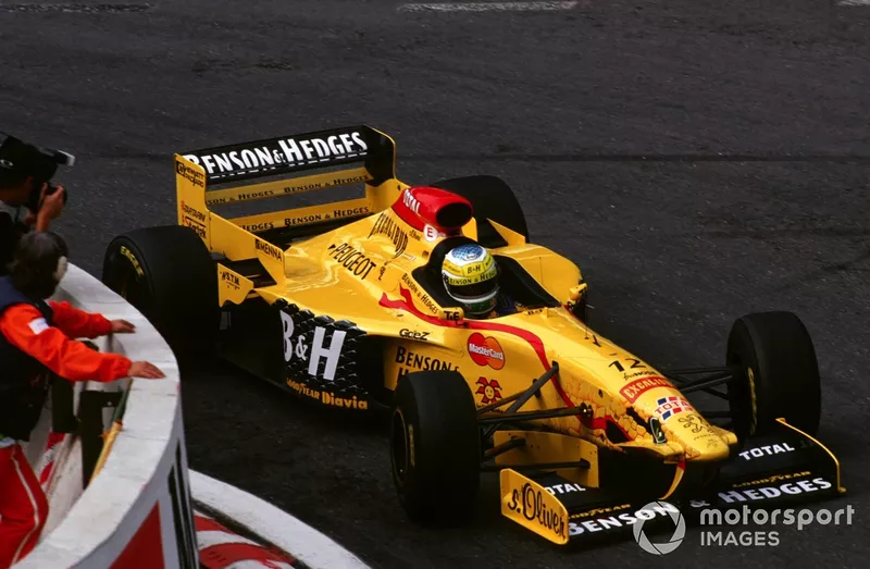 【激レア】1997年 F1 ジョーダン・プジョー 197 ヴィンテージピンバッジ 2025年は”巳年”だから蛇のF1……大胆なノーズ先端カラーリングの