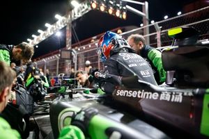 Zhou Guanyu, Stake F1 Team KICK Sauber, baja al coche