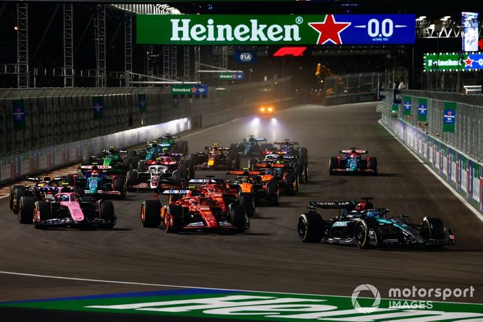 George Russell, Mercedes F1 W15, Carlos Sainz, Ferrari SF-24, Pierre Gasly, Alpine A524, en la salida de la carrera.
