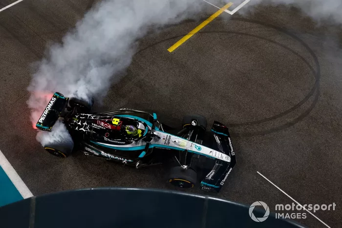 Lewis Hamilton, Mercedes F1 W15, fait des donuts à la fin de la course