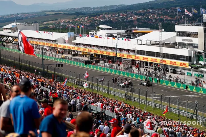 Max Verstappen, Red Bull Racing RB15, Valtteri Bottas, Mercedes AMG W10, e Lewis Hamilton, Mercedes AMG F1 W10