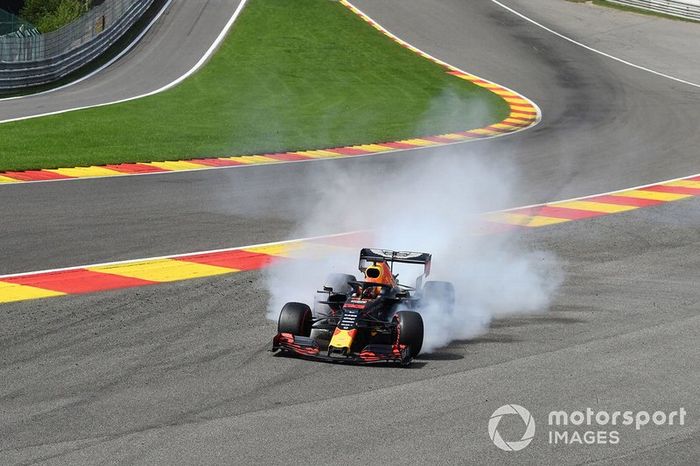 Depois de bater em Kimi Raikkonen, Max Verstappen abandonou em acidente na Eau Rouge na Bélgica