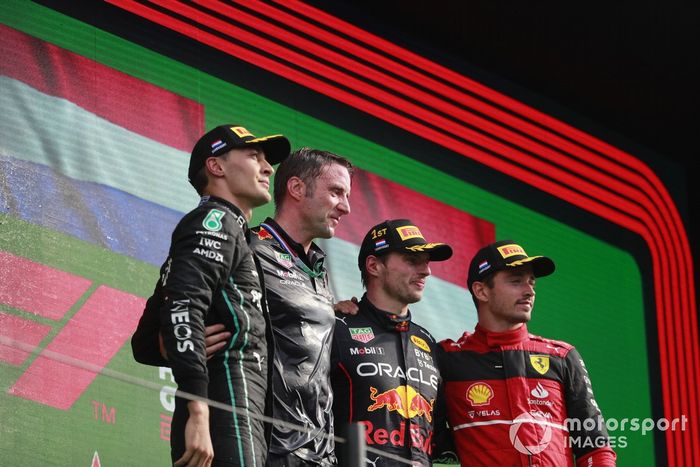 Podio: segundo lugar George Russell, Mercedes-AMG, ganador Max Verstappen, Red Bull Racing, tercer lugar Charles Leclerc, Ferrari