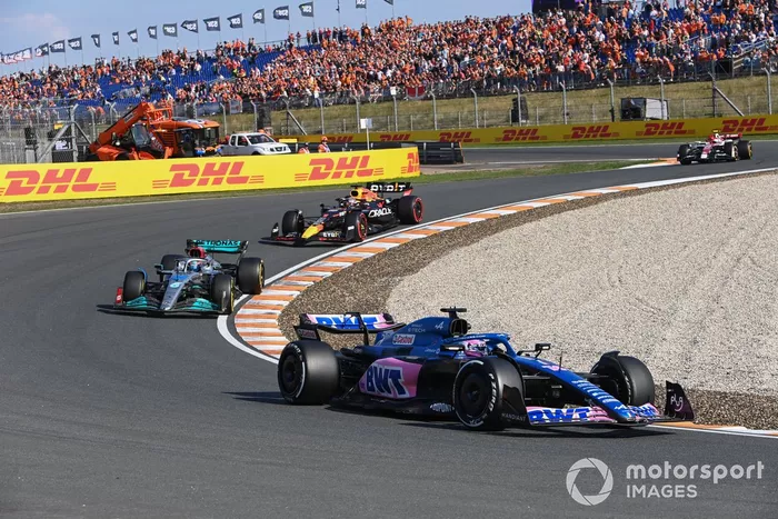 Fernando Alonso, Alpine A522, George Russell, Mercedes W13, Max Verstappen, Red Bull Racing RB18