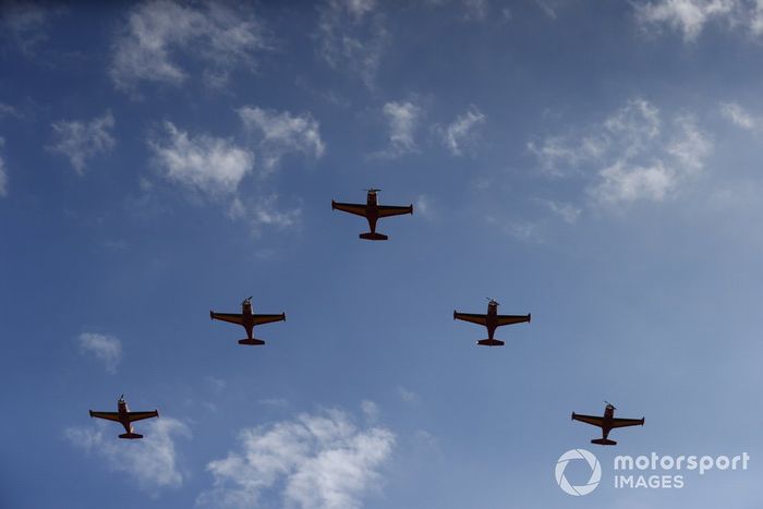 Los Diablos Rojos del Componente Aéreo Belga actúan para el público en sus SIAI Marchetti SF260