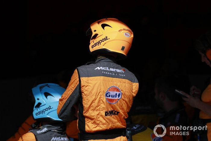 El equipo de boxes de McLaren en el garaje