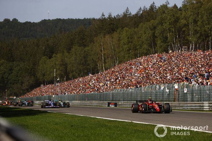 Carlos Sainz, Ferrari F1-75, Fernando Alonso, Alpine A522, Lewis Hamilton, Mercedes W13