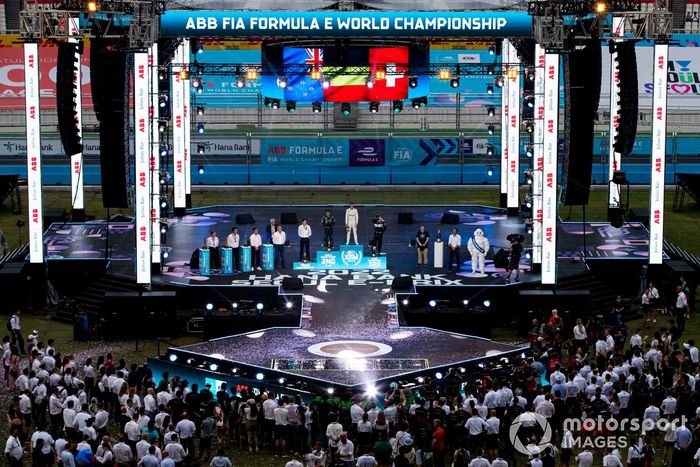 Podio: Jerome d'Ambrosio, jefe de ROKiT Venturi Racing, Stoffel Vandoorne, Mercedes-Benz EQ, segundo, el ganador Edoardo Mortara, Venturi Racing, Jake Dennis, Andretti Motorsport, tercero