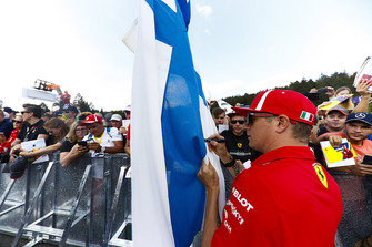 Kimi Raikkonen, Ferrari, imza dağıtıyor