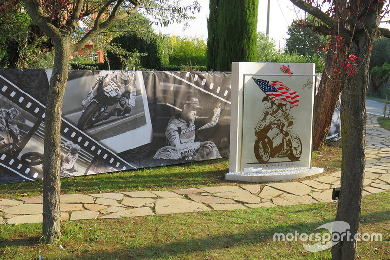 Una visita al monumento conmemorativo de Nicky Hayden en el lugar de su fatal accidente de bicicleta
