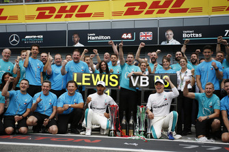 Race winner Lewis Hamilton, Mercedes AMG F1 and Valtteri Bottas, Mercedes AMG F1 celebrate with the team