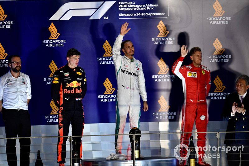 (od lewej): Max Verstappen, Red Bull Racing, Lewis Hamilton, Mercedes AMG F1 i Sebastian Vettel, Ferrari, na podium 