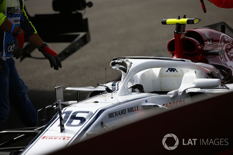 Маршали прибирають розбиту машину Шарля Леклера, Sauber C37, після аварії на першому колі