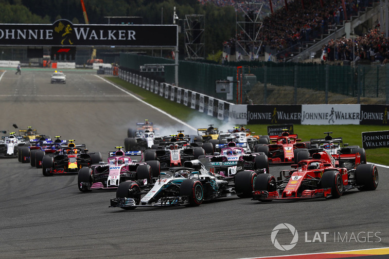 Lewis Hamilton, Mercedes AMG F1 W09, Sebastian Vettel, Ferrari SF71H, Sergio Perez, Racing Point Force India VJM11, Esteban Ocon, Racing Point Force India VJM11, Romain Grosjean, Haas F1 Team VF-18, y el Choque de Fernando Alonso, McLaren MCL33, Charles Leclerc, Sauber C37, y Nico Hulkenberg, Renault Sport F1 Team R.S. 18, al inicio de la carrera