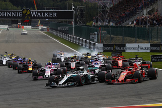 Lewis Hamilton, Mercedes AMG F1 W09, devant Sebastian Vettel, Ferrari SF71H, Sergio Perez, Racing Point Force India VJM11, Esteban Ocon, Racing Point Force India VJM11, Romain Grosjean, Haas F1 Team VF-18, et les autres au départ. Nico Hulkenberg, Renault Sport F1 Team R.S. 18. bloque ses roues