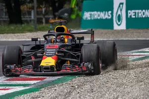 Daniel Ricciardo, Red Bull Racing RB14 envoie du gravier dans les airs