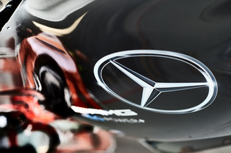 Logo Mercedes su un cofano motore