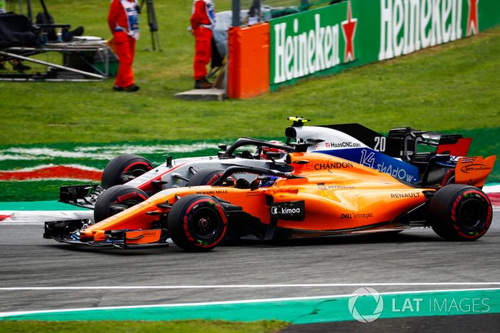 Kevin Magnussen, Haas F1 Team VF-18, y Fernando Alonso, McLaren MCL33, rueda a rueda