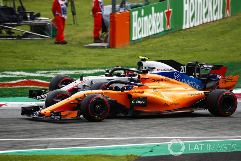 Kevin Magnussen, Haas F1 Team VF-18, et Fernando Alonso, McLaren MCL33, luttent roue dans roue