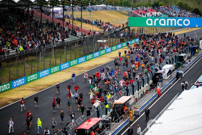 Los aficionados invaden el circuito para la ceremonia del podio al final de la carrera