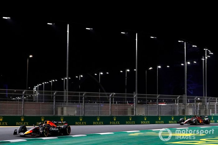 Max Verstappen, Red Bull Racing RB18, Carlos Sainz Jr., Ferrari F1-75