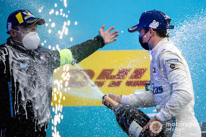 Nyck de Vries, Mercedes-Benz EQ, 1ª posición, rocía a Albert Lau, ingeniero de carrera, Mercedes Benz EQ, con champán en el podio