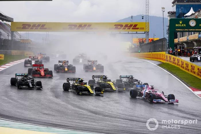 Sergio Pérez, Racing Point RP20, Esteban Ocon, Renault F1 Team R.S.20, Daniel Ricciardo, Renault F1 Team R.S.20, Lewis Hamilton, Mercedes F1 W11, Valtteri Bottas, Mercedes F1 W11 al inicio