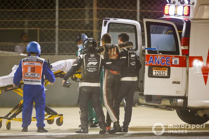 Delegados médicos asisten a Romain Grosjean, Haas F1, después del accidente en la primera vuelta