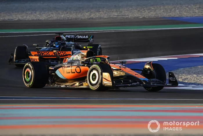 Lando Norris, McLaren MCL60, George Russell, Mercedes F1 W14
