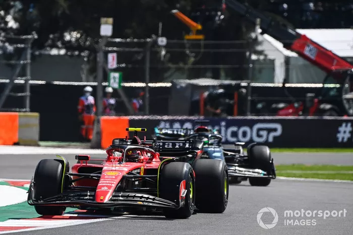 Carlos Sainz, Ferrari SF-23, Frederik Vesti, Mercedes F1 W14