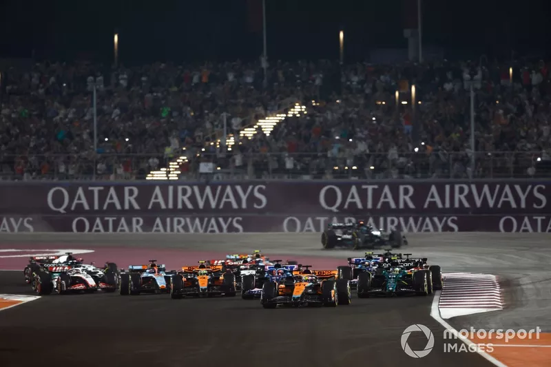 Oscar Piastri, McLaren MCL60, Fernando Alonso, Aston Martin AMR23, Esteban Ocon, Alpine A523, Lando Norris, McLaren MCL60, il resto dello schieramento mentre George Russell, Mercedes F1 W14, si riprende dopo un incidente con Lewis Hamilton, Mercedes F1 W1