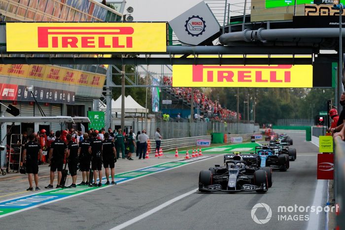 Pierre Gasly, AlphaTauri AT02, Esteban Ocon, Alpine A521, en pit lane
