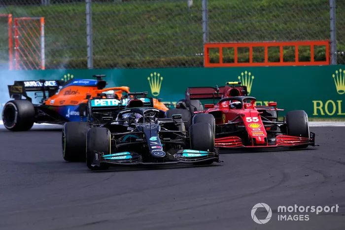 Lewis Hamilton, Mercedes W12, pasa a Carlos Sainz Jr., Ferrari SF21